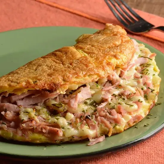 Omelette dorado de embutidos